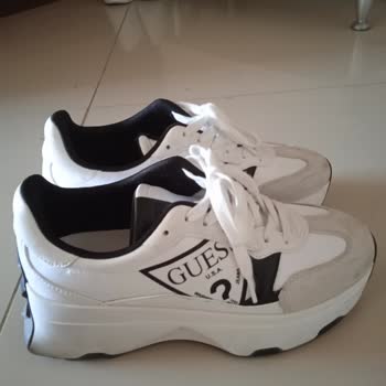 Guess Ayakkabım İnanılmaz Kayıyor