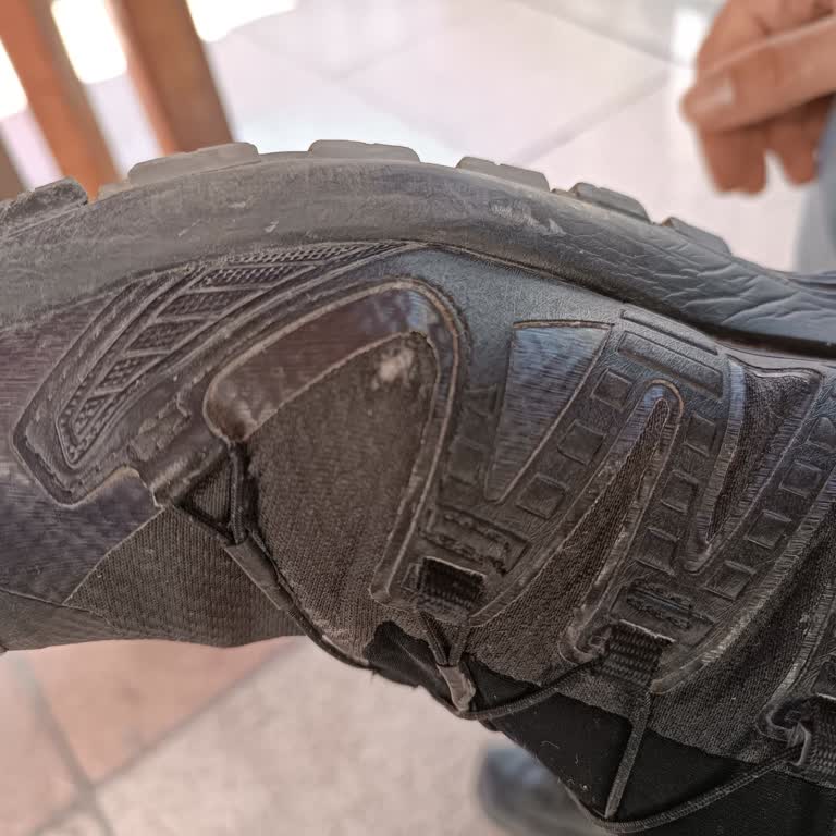 Salomon Ayakkabı 1 Yıl Bile Olmadan Yırtıldı