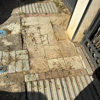 İstanbul Büyükşehir Belediyesi Kaldırım Çökmesi Tehlikesi: Aile Ve Misafirler İçin Acil Onarım Talebi