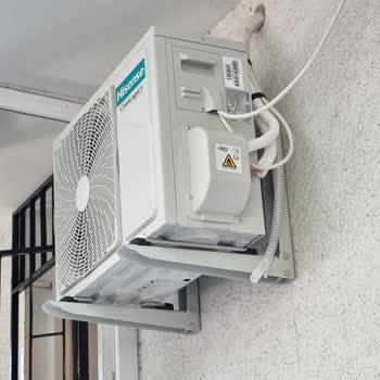 Hisense Klimaanlage 12000 BTU unprofessionelle Installation und defekte Ablaufsysteme