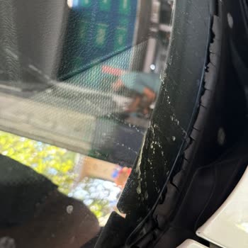 BMW 2013 F20 116i Kronik Ön Cam Fitili Parçalanması Sorunu