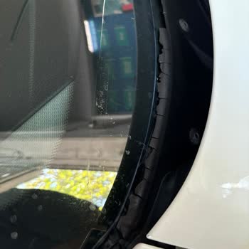 BMW 2013 F20 116i Kronik Ön Cam Fitili Parçalanması Sorunu