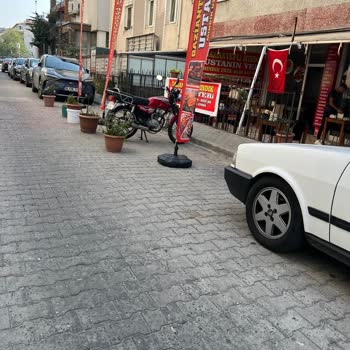 Avcılar Belediyesi İBB Saksı Ve Bayrak Yerleştirme İle Haksız Park Yeri İşgali!