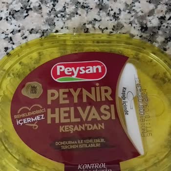 Peysan Sari Renk Peynir Helvasını Beyazlatıp Kap Rengini Sarıya Boyaması