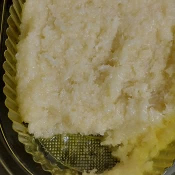 Peysan Sari Renk Peynir Helvasını Beyazlatıp Kap Rengini Sarıya Boyaması