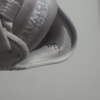 Skechers'ın Kalitesiz Ayakkabısı!