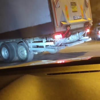 Şok Market Kamyonu Aracıma Çarpıp Kaçtı