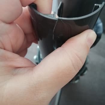 Dyson Müşteri Memnuniyetsizliği, Çatlak Gövde