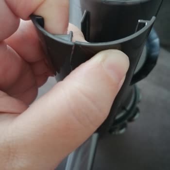 Dyson Müşteri Memnuniyetsizliği, Çatlak Gövde