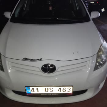 Toyota Aracının Arkasında Durmuyor.