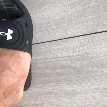Under Armour Terlik 3 Numara Küçüldü