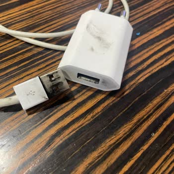 Apple Şarj Aleti Patladı