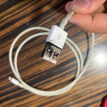 Apple Şarj Aleti Patladı