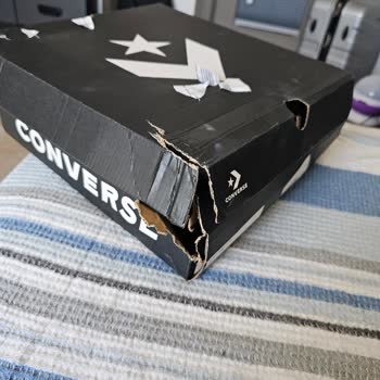 Converse İlgisiz Ve Dikkate Almıyor