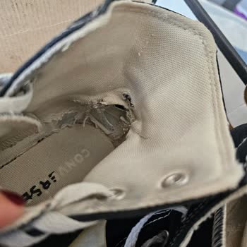 Converse İlgisiz Ve Dikkate Almıyor