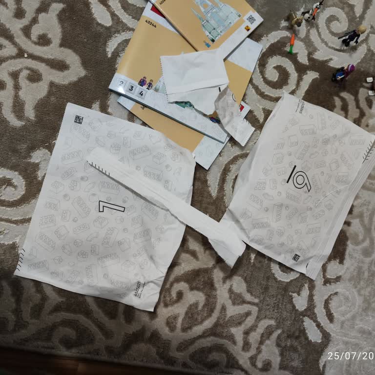Disappointed by Paper Packaging in Frozen Lego Set (43244)