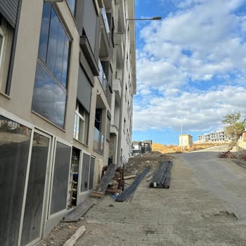 Seferihisar Belediyesi Apartman Önü İşgal Ediliyor