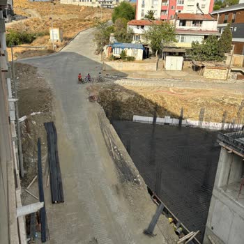 Seferihisar Belediyesi Apartman Önü İşgal Ediliyor