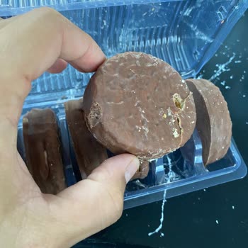 Şok Market Karmen Çikolatalı Sandviç Delik Ve Kırık