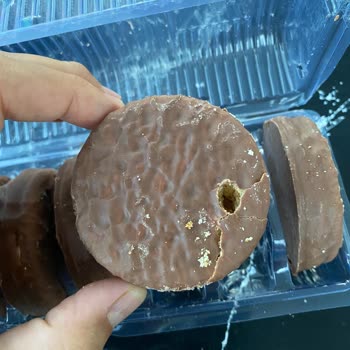 Şok Market Karmen Çikolatalı Sandviç Delik Ve Kırık