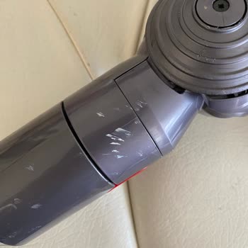 Dyson Marka Dikey Süpürgem Servisten Etrafı Çizik Geldi
