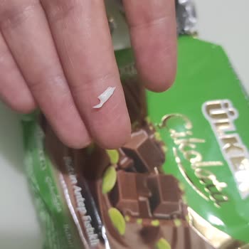 Ülker Kare Çikolatadan Kesici Cisim Çıkması