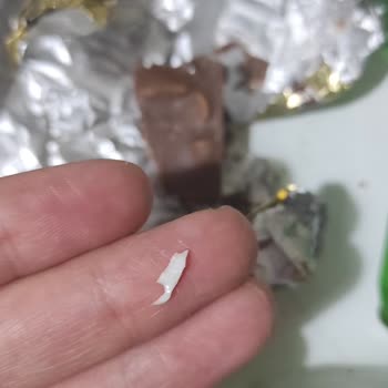 Ülker Kare Çikolatadan Kesici Cisim Çıkması