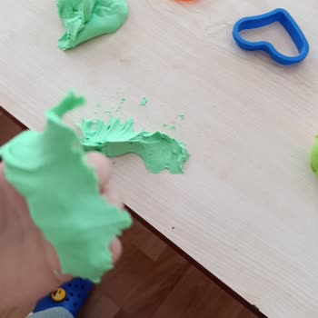 Play-Doh Oyun Hamurunun Yapışkan Olması.