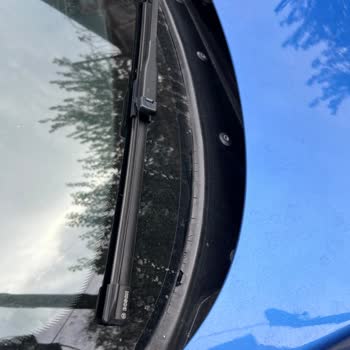 BMW Ön Cam Fitili Parçalanması