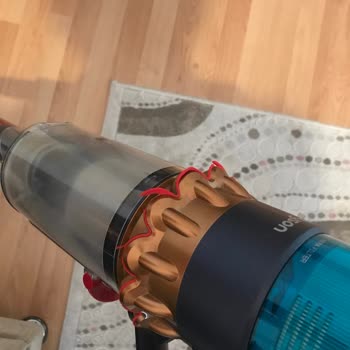 Dyson Gen5 Süpürge Papatya Kısmı Dökülüyor