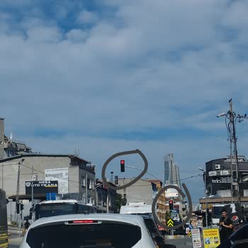 İstanbul Büyükşehir Belediyesi Kırmızı Işığın Uzun Süreli Yanması Trafiği Olumsuz Etkiliyor