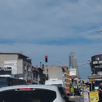 İstanbul Büyükşehir Belediyesi Kırmızı Işığın Uzun Süreli Yanması Trafiği Olumsuz Etkiliyor