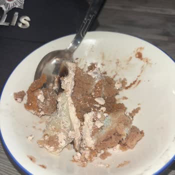 Saray Pastanesi (İkitelli) Küflenmiş Pasta Satıyor!