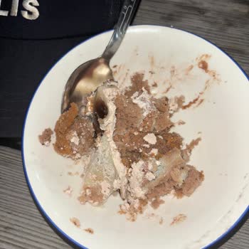 Saray Pastanesi (İkitelli) Küflenmiş Pasta Satıyor!