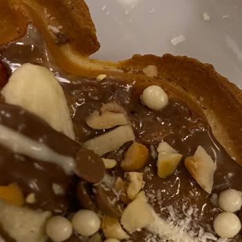 NESH Cafe & Bistro Waffle Da Kurt Var.