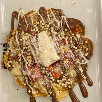 NESH Cafe & Bistro Waffle Da Kurt Var.