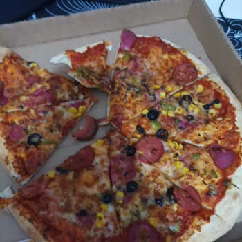 PizzaLazza Salçalı Ekmek Gönderdi