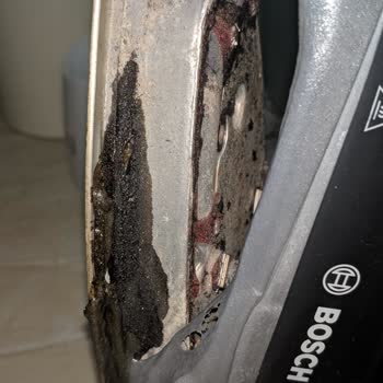 Bosch Ütü Fişe Takar Takmaz Plastiklerini Eriterek Tabanı Koptu Eridi.