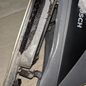 Bosch Ütü Fişe Takar Takmaz Plastiklerini Eriterek Tabanı Koptu Eridi.