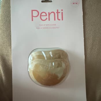 Penti Yapışkanlı Sutyenler Herkesin İçindeyken Düşüyor