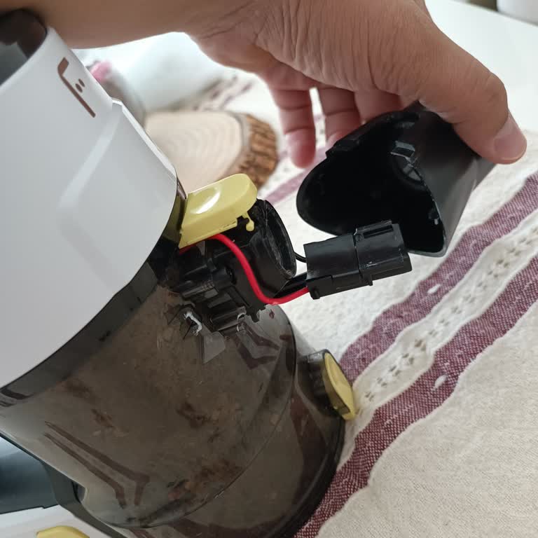 Fakir Ev Aletleri Bambi'den Alınan Hediye Süpürge Kırıldı: Değişim Talebi