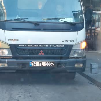 Saka Su Firması Kamyonetinin Saygısızca Yolu Tersten Araçlara Kesmesi