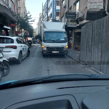 Saka Su Firması Kamyonetinin Saygısızca Yolu Tersten Araçlara Kesmesi