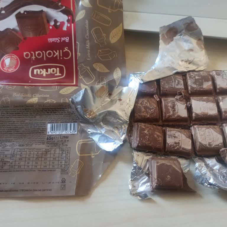 Torku Sütlü Çikolata Beyazlamış Ve Bayatlamış