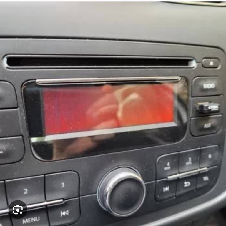 Renault Symbol Radyo Ekranı Silik