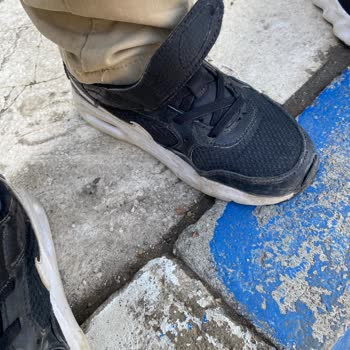 Deichmann Ayakkabı Sayılı Giyilmesine Rağmen Önü Kalktı Cırt Cırtları Tutmuyor