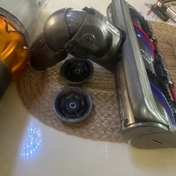 Dyson V15 Detect Vacuum: Problema con el Tornillo del Motorhead