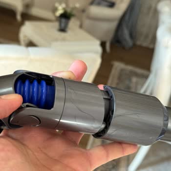 Dyson V15 Aspiradora Atascada en Ciclo de Reparación con Piezas Dañadas