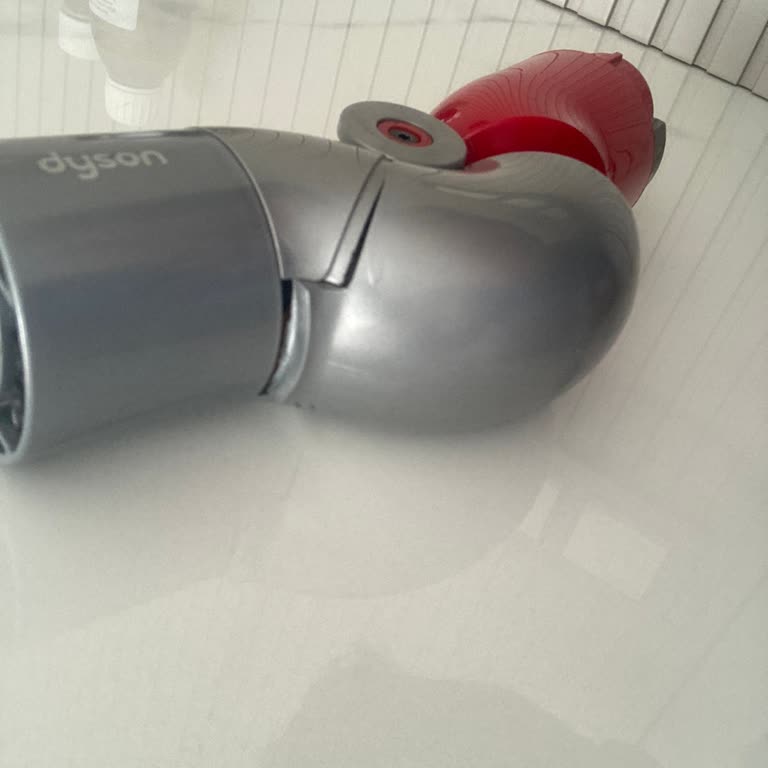 Solicito reemplazo del adaptador Dyson V15 por durabilidad