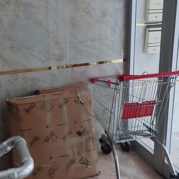 PTT Kargo Çalışanı Kargolarımı Apartman Girişine Bırakıp Gidiyor!